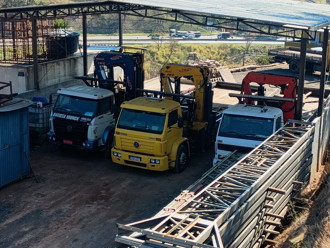 Frota de caminhões munck da Batista no pátio da empresa em Mairiporã
